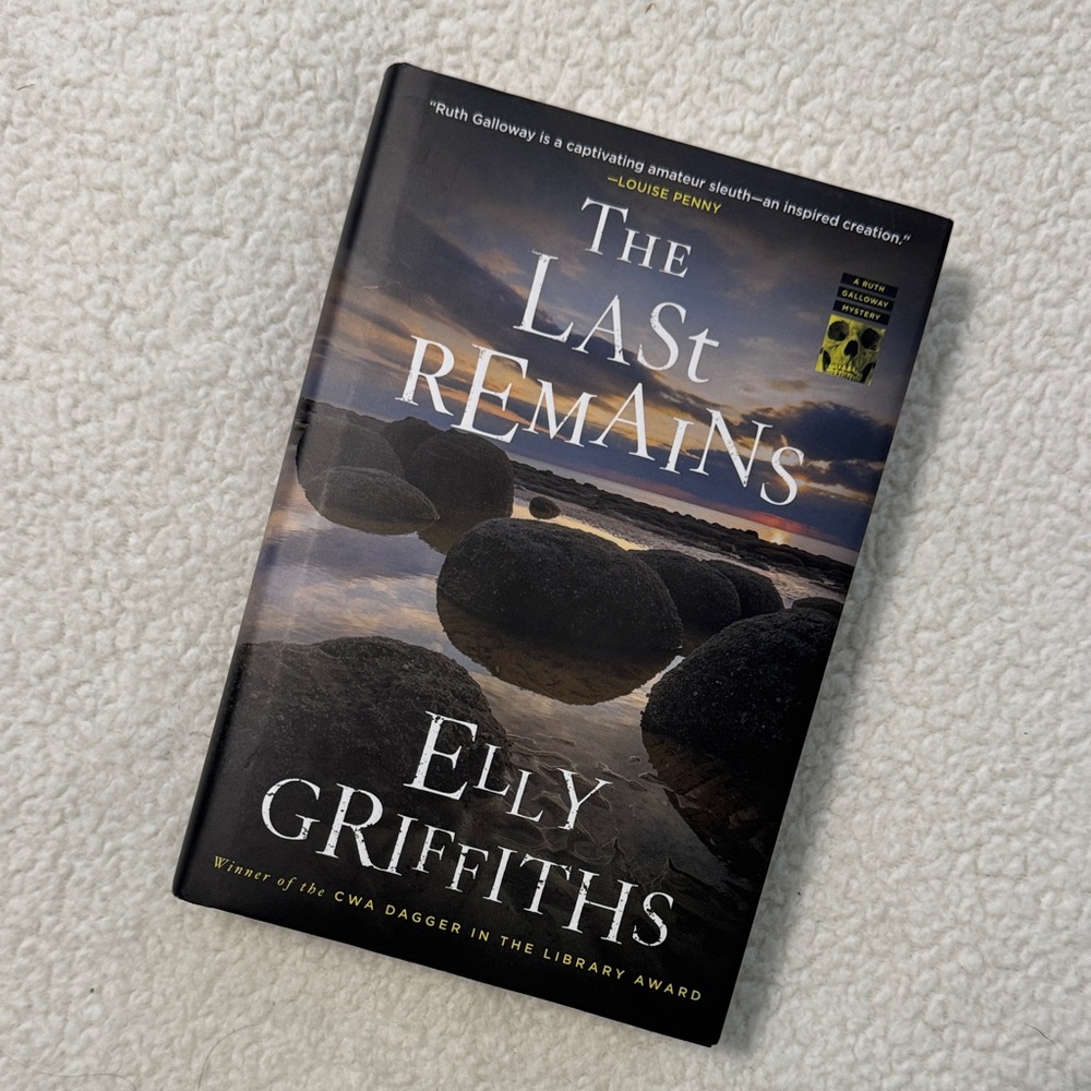 Hardcover The Last Remains Elly Griffiths Murder Mystery / Suspense Novel